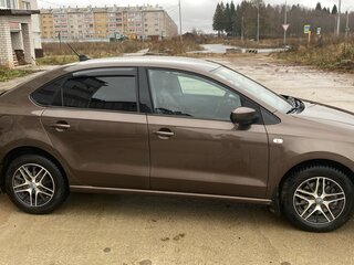 2017 Volkswagen Polo V Рестайлинг, коричневый, 1300000 рублей, вид 3