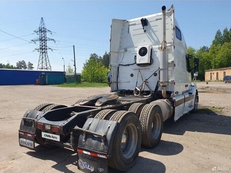 2004 Volvo VNL, белый, 3800000 рублей, вид 3