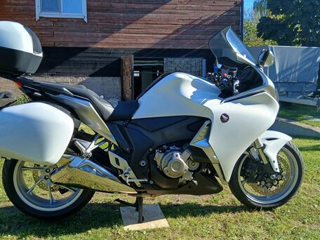 2010 Honda VFR 1200, белый, 950000 рублей, вид 4