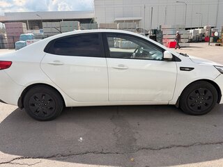 2016 Kia Rio III Рестайлинг, белый, 600000 рублей, вид 4