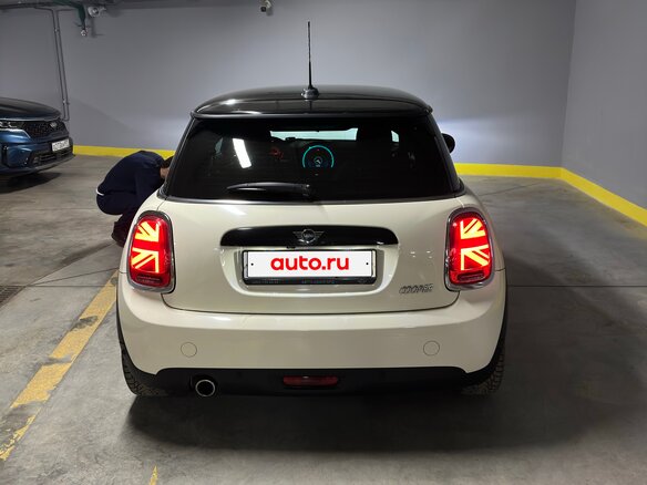 2021 Mini Hatch Cooper III (F55/F56) Рестайлинг, белый, 2600000 рублей - вид 6
