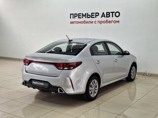 2021 Kia Rio IV Рестайлинг, серебристый, 1555000 рублей, вид 4