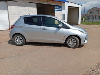 2018 Toyota Vitz III (XP130) Рестайлинг, серый, 820000 рублей, вид 4