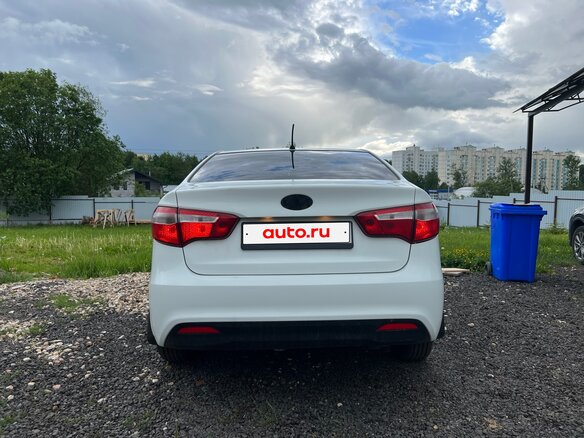 2014 Kia Rio 4-speed III, белый, 920000 рублей - вид 2