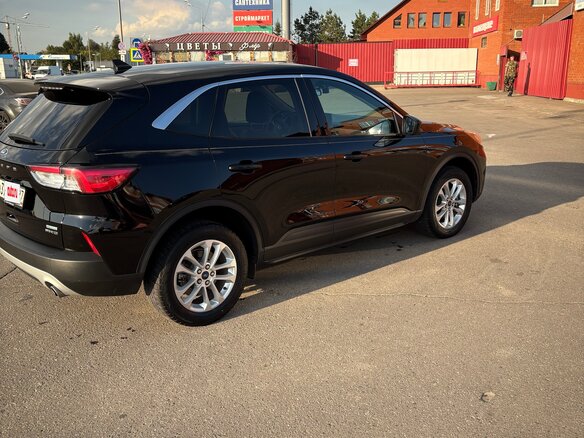 2020 Ford Escape IV, чёрный, 1650000 рублей - вид 3