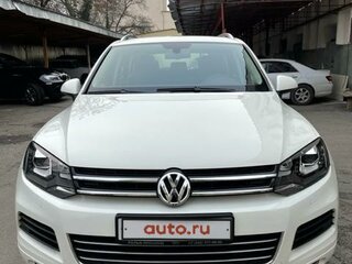 2010 Volkswagen Touareg II, белый, 2899000 рублей, вид 2
