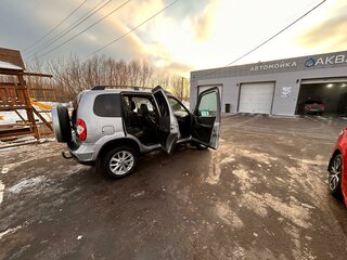 2013 Chevrolet Niva I Рестайлинг, серебристый, 600000 рублей, вид 2
