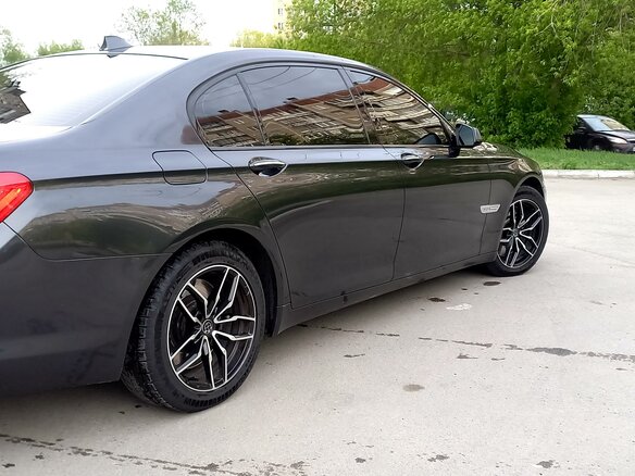 2010 BMW 7 серии 750Li xDrive V (F01/F02/F04), серый - вид 4
