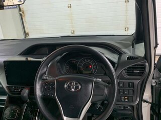 2017 Toyota Noah III (R80) Рестайлинг, серебристый, 2790000 рублей, вид 3