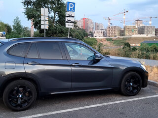 2013 BMW X1 18i I (E84) Рестайлинг, серый, 1099999 рублей, вид 2