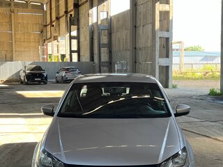 2016 Volkswagen Polo V Рестайлинг, серебристый, 1070000 рублей, вид 2
