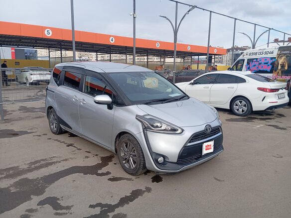 2017 Toyota Sienta II, серебристый, 1450000 рублей - вид 2
