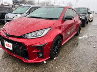 2021 Toyota Yaris IV, красный, 2865000 рублей, вид 3