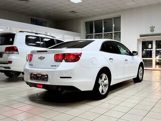 2013 Chevrolet Malibu VIII, белый, 939000 рублей, вид 4