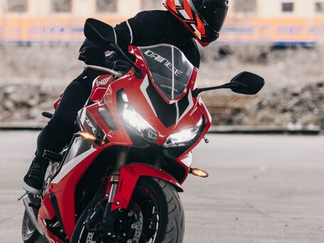 2021 Honda CBR 650R, красный, 950000 рублей, вид 1