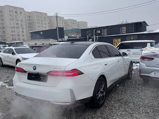 2025 BMW 5 серии 530e VIII (G60/G61/G68), белый, 6563000 рублей, вид 3