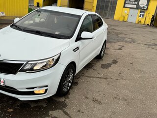 2016 Kia Rio III Рестайлинг, белый, 700000 рублей, вид 1