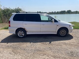 1998 Mitsubishi Chariot Grandis III, белый, 300000 рублей, вид 3