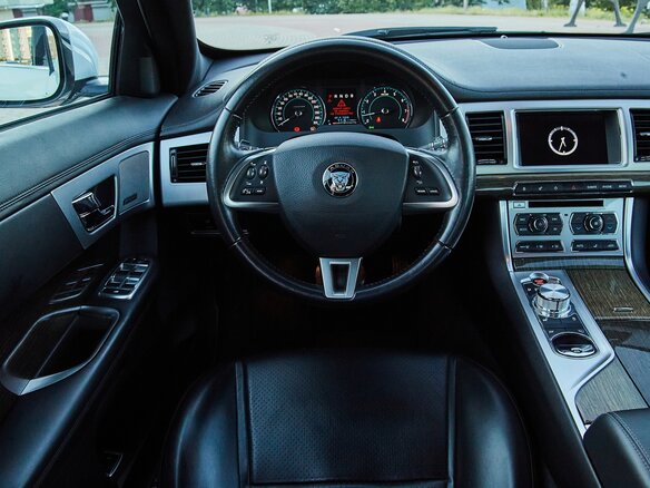 2013 Jaguar XF I Рестайлинг, белый, 2650000 рублей - вид 12