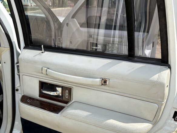 1992 Lincoln Town Car II, белый, 2250000 рублей - вид 6