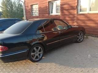 2001 Mercedes-Benz E-Класс 280 II (W210, S210) Рестайлинг, чёрный, 380000 рублей, вид 3