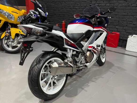 2022 Honda VFR 800, синий - вид 13