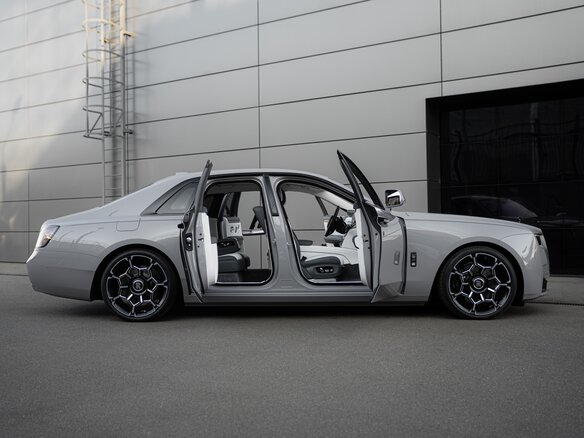 2026 Rolls-Royce Ghost Black Badge II Рестайлинг (Series II), серый, 60400000 рублей - вид 31