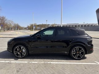 2020 Porsche Cayenne Turbo III, чёрный, 8456313 рублей, вид 2