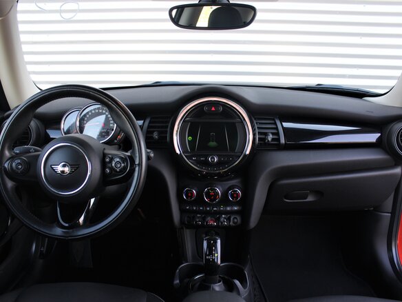2018 Mini Hatch Cooper III (F55/F56) Рестайлинг, оранжевый - вид 13