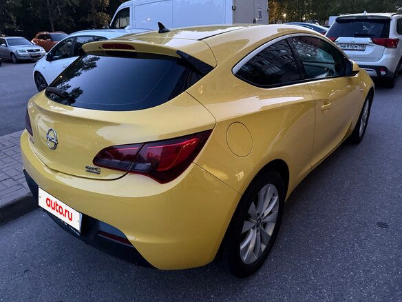 2013 Opel Astra GTC J Рестайлинг, жёлтый, 990000 рублей - вид 3