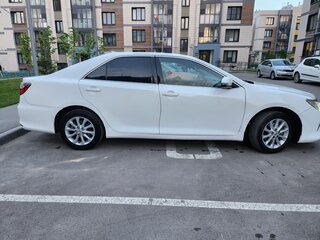 2017 Toyota Camry VII (XV50) Рестайлинг 2, белый, 1545000 рублей, вид 4