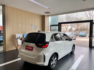 2023 Honda Fit Crosstar IV Рестайлинг, белый, 980000 рублей, вид 4