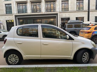 2001 Toyota Vitz I (P10), белый, 400000 рублей, вид 3