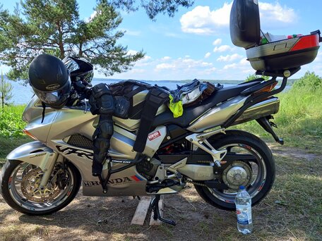 2005 Honda VFR 800, серебристый, 550000 рублей, вид 2