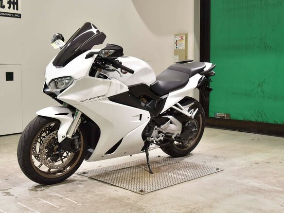 2018 Honda VFR 800, белый, 977000 рублей - вид 3
