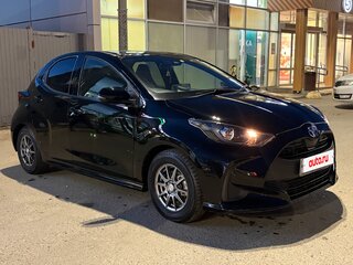 2020 Toyota Yaris IV, чёрный, 1050000 рублей, вид 4