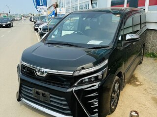 2018 Toyota Voxy III (R80) Рестайлинг, чёрный, 2950000 рублей, вид 3