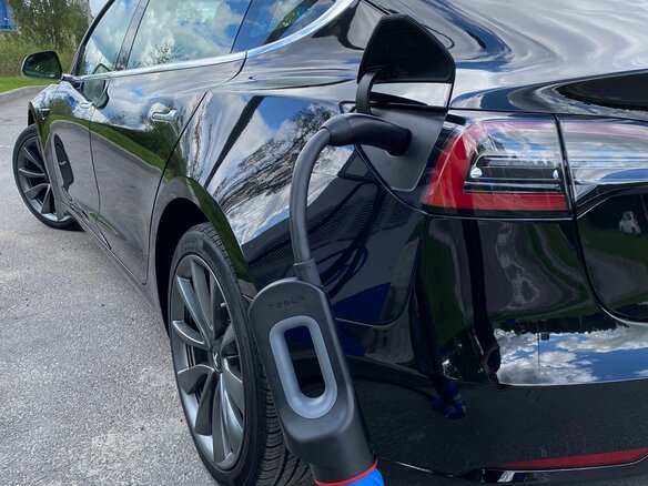 2018 Tesla Model 3 Mid Range I, чёрный - вид 2