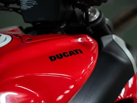 2023 Ducati Diavel V4, красный - вид 8