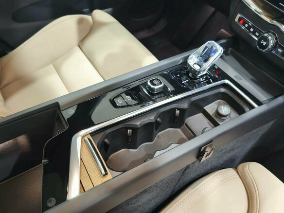 2025 Volvo XC60 II Рестайлинг 2, красный, 6290000 рублей - вид 17