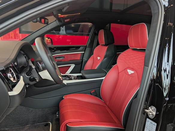 2026 Bentley Bentayga I Рестайлинг, чёрный, 45600000 рублей - вид 4