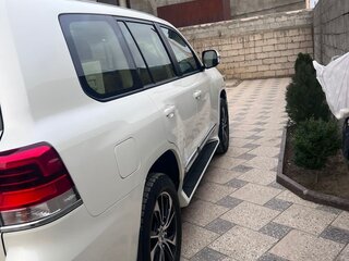 2021 Toyota Land Cruiser 200 Series Рестайлинг 2, белый, 8800000 рублей, вид 3