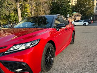 2021 Toyota Camry VIII (XV70) Рестайлинг, красный, 3990000 рублей, вид 3