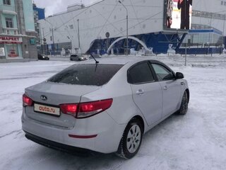 2016 Kia Rio III Рестайлинг, серебристый, 950000 рублей, вид 5