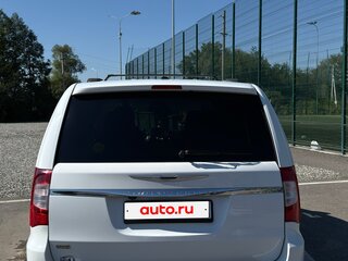 2013 Chrysler Town & Country V Рестайлинг, белый, 1950000 рублей, вид 3
