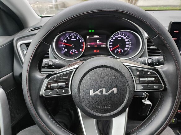 2023 Kia Ceed III Рестайлинг, белый, 2600000 рублей - вид 8
