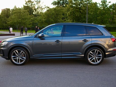 2021 Audi Q7 45 TDI II (4M) Рестайлинг, серый, 7990000 рублей, вид 4