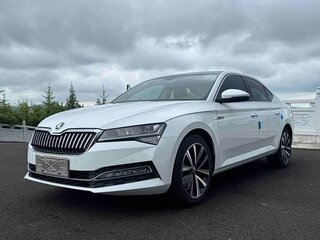 2022 Skoda Superb III Рестайлинг, белый, 2010000 рублей, вид 1