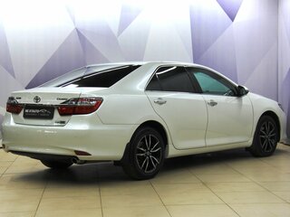 2016 Toyota Camry VII (XV50) Рестайлинг, белый, 1689000 рублей, вид 5