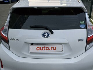 2017 Toyota Aqua I Рестайлинг 2, белый, 910000 рублей, вид 3